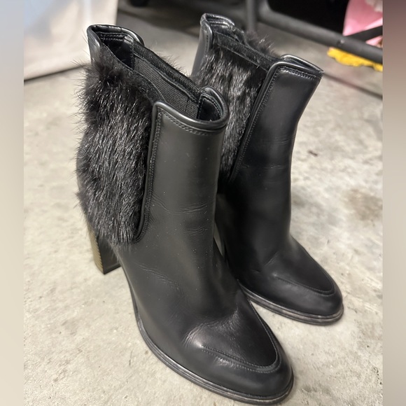 Salvatore Ferragamo Black heeled booties with fox fur accents - size US9 - Picture 1 of 3